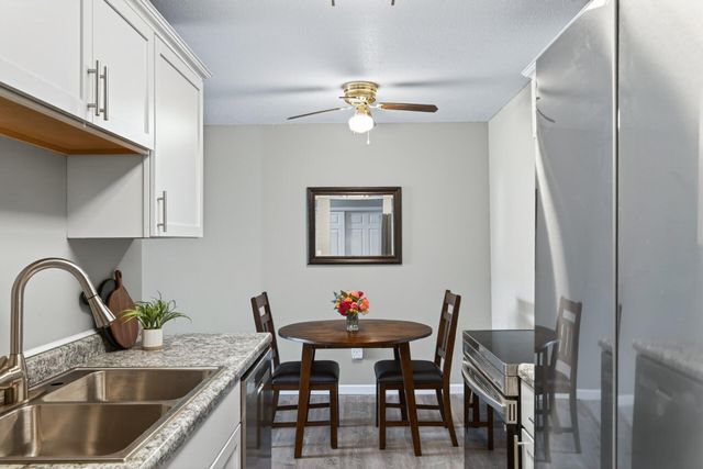 2011 E 122nd Street D1, Burnsville, MN 55337