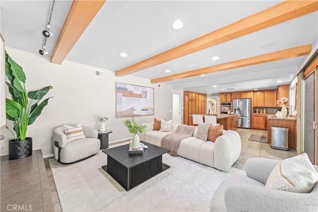 2275 N La Paz, Claremont, CA 91711