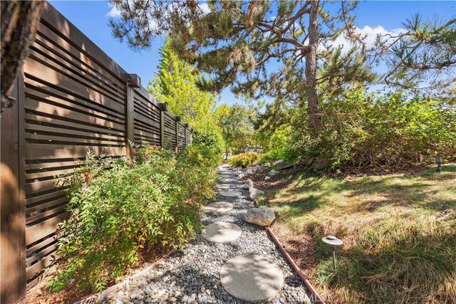 2275 N La Paz, Claremont, CA 91711