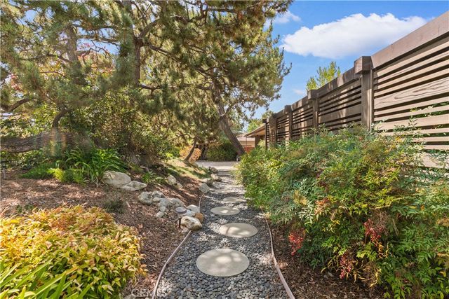 2275 N La Paz, Claremont, CA 91711