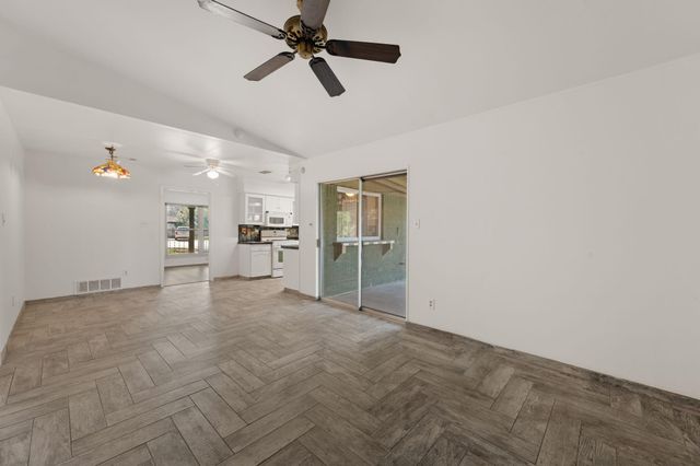 1400 Summit CIR, Taylor, TX 76574