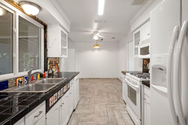 1400 Summit CIR, Taylor, TX 76574