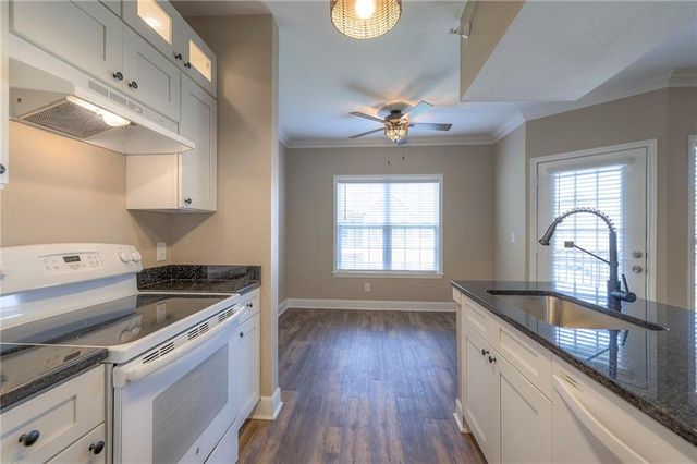 11614 Tomahawk Creek Parkway I, Leawood, KS 66211