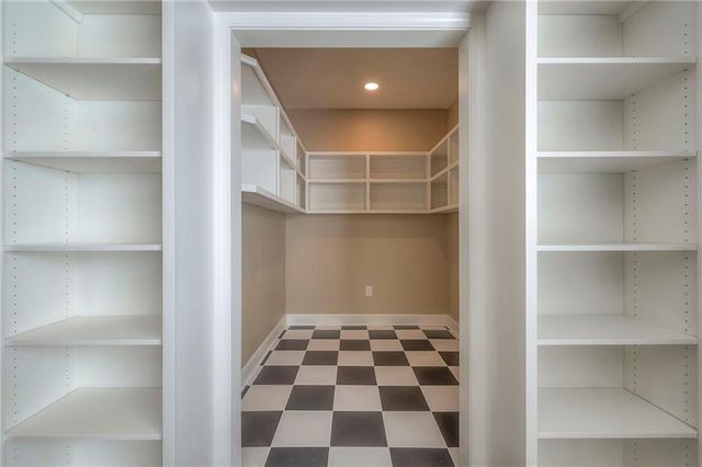 11614 Tomahawk Creek Parkway I, Leawood, KS 66211