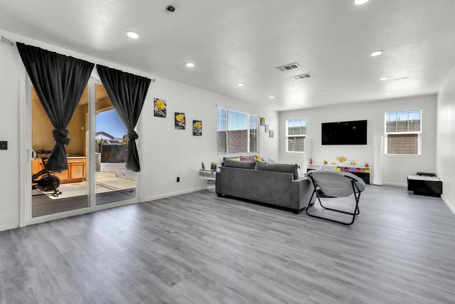 1807 W Woodward Ave, Manteca, CA 95337