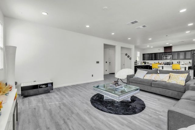 1807 W Woodward Ave, Manteca, CA 95337