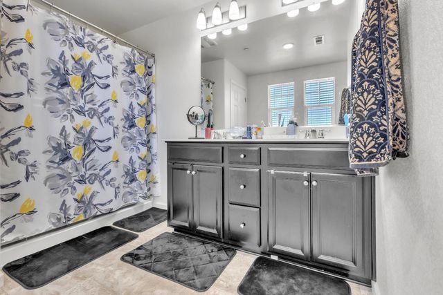 1807 W Woodward Ave, Manteca, CA 95337
