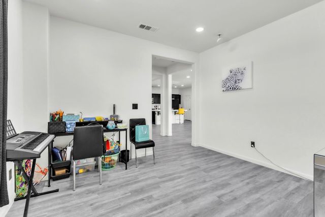 1807 W Woodward Ave, Manteca, CA 95337