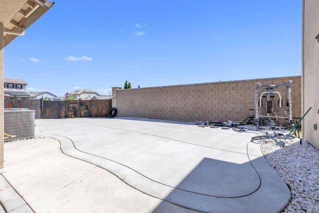 1807 W Woodward Ave, Manteca, CA 95337
