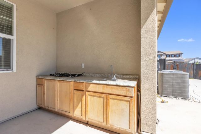 1807 W Woodward Ave, Manteca, CA 95337