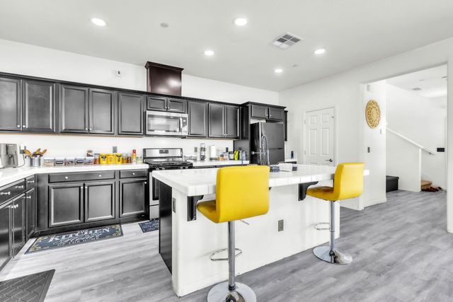 1807 W Woodward Ave, Manteca, CA 95337