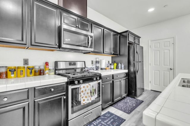 1807 W Woodward Ave, Manteca, CA 95337