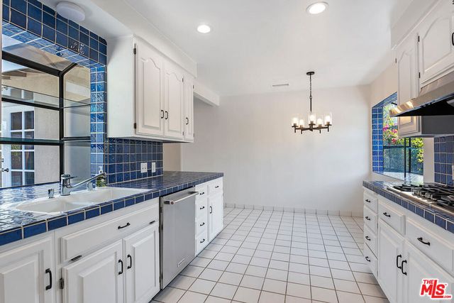 11555 Duque Drive, Studio City, CA 91604