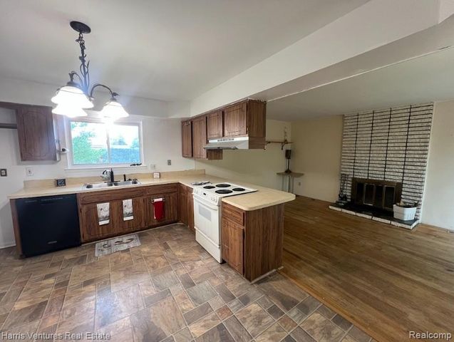 28482 Sutherland Drive, Warren, MI 48088