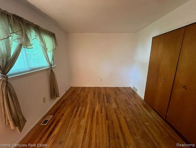 28482 Sutherland Drive, Warren, MI 48088