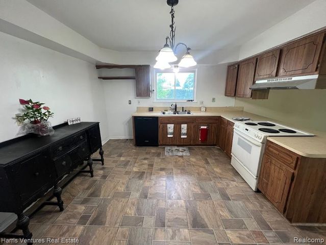 28482 Sutherland Drive, Warren, MI 48088