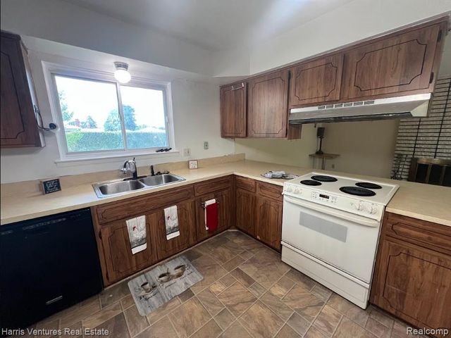 28482 Sutherland Drive, Warren, MI 48088