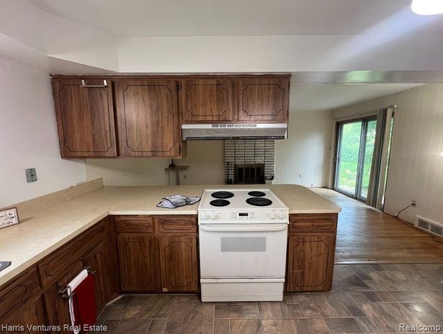 28482 Sutherland Drive, Warren, MI 48088