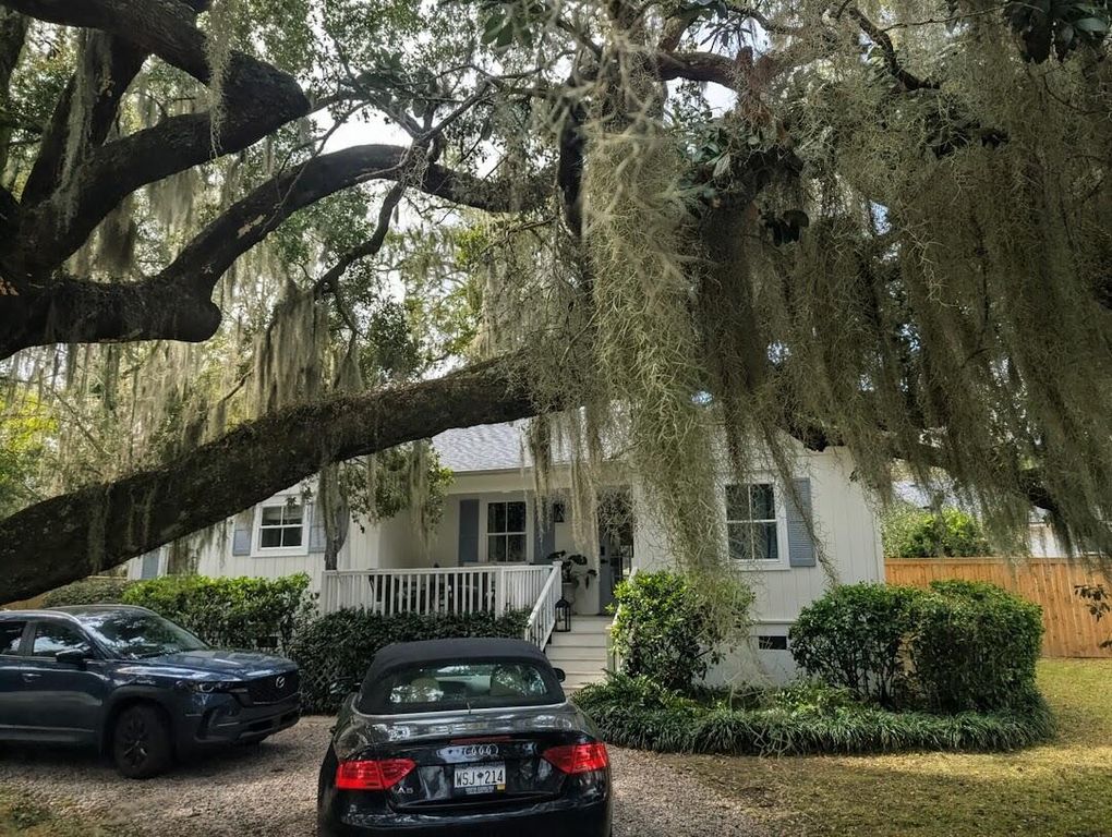 Image 2 of property listing at 2100 Pigeon Point Road, Beaufort, SC 29902