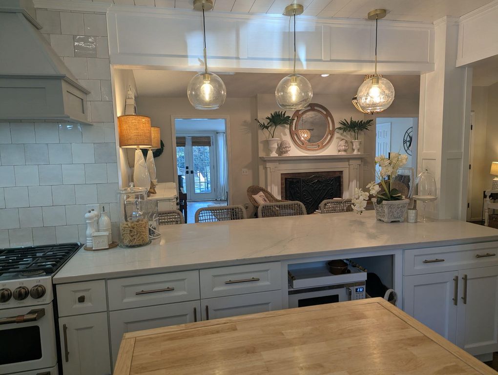 Image 22 of property listing at 2100 Pigeon Point Road, Beaufort, SC 29902