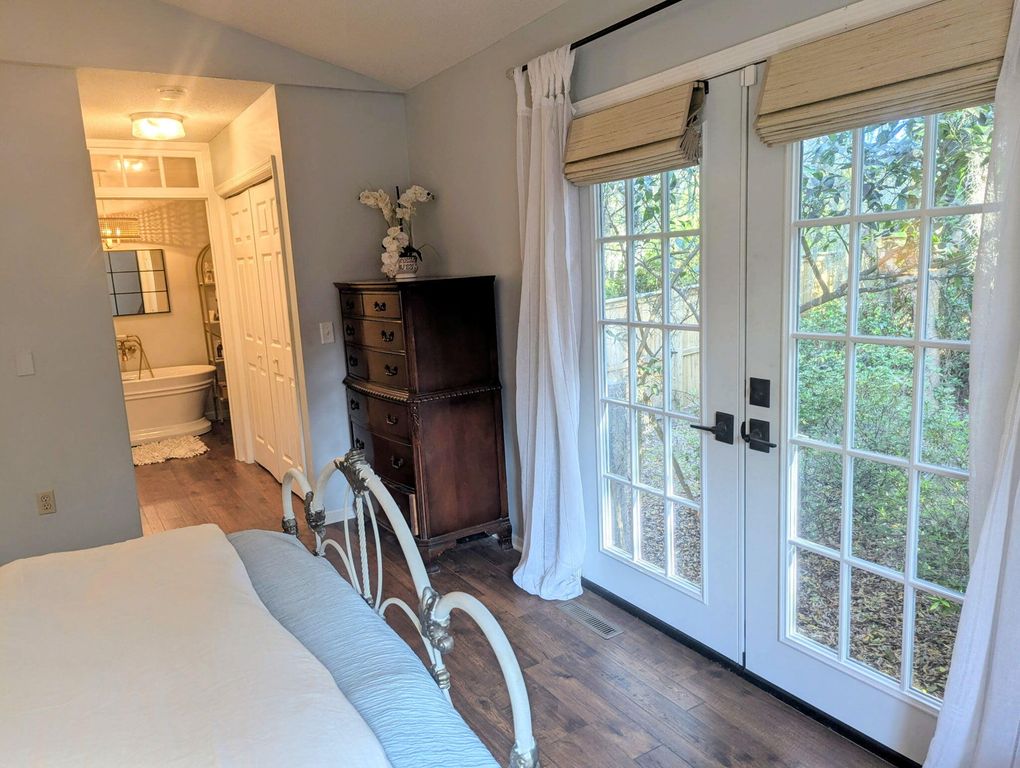 Image 26 of property listing at 2100 Pigeon Point Road, Beaufort, SC 29902