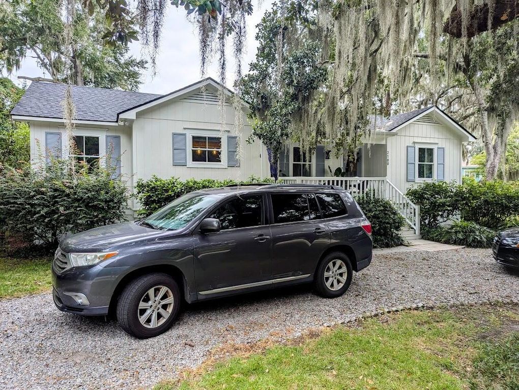 Image 3 of property listing at 2100 Pigeon Point Road, Beaufort, SC 29902