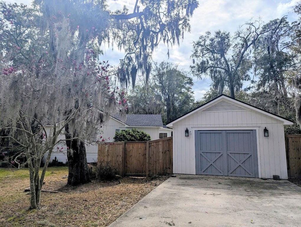 Image 7 of property listing at 2100 Pigeon Point Road, Beaufort, SC 29902