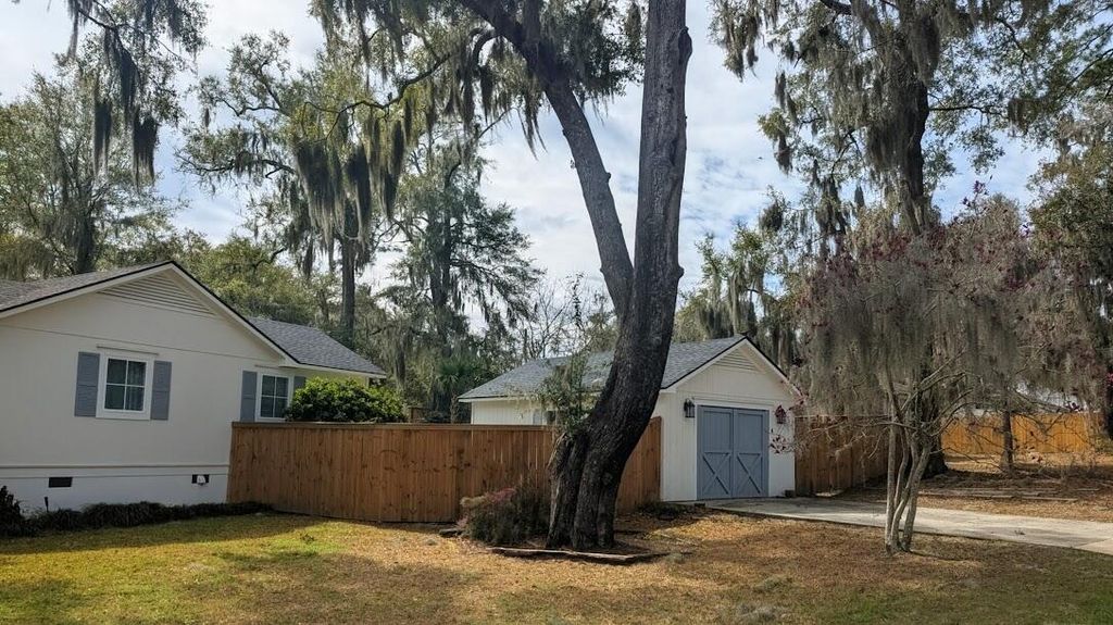 Image 8 of property listing at 2100 Pigeon Point Road, Beaufort, SC 29902