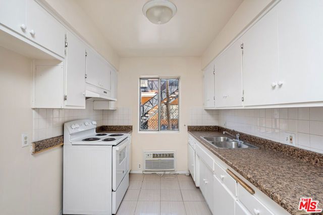 13631 Vanowen Street, Van Nuys (los Angeles), CA 91405