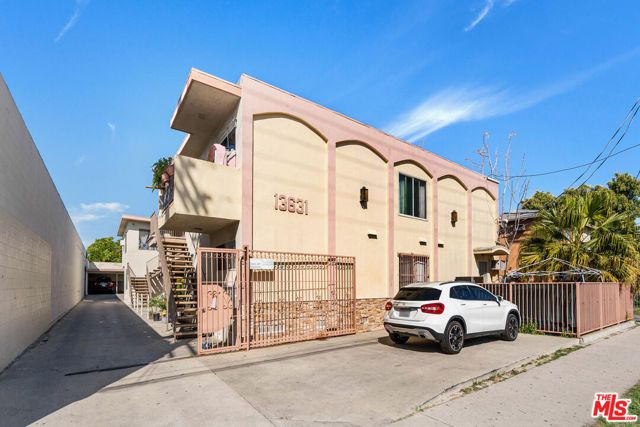 13631 Vanowen Street, Van Nuys (los Angeles), CA 91405