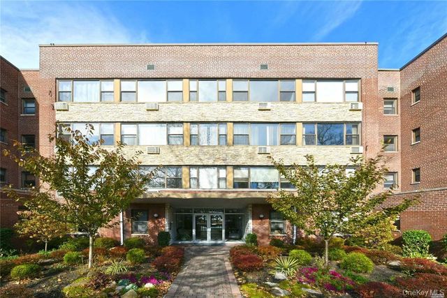 15 HILL PARK Avenue 1-L, Great Neck Plaza, NY 11021