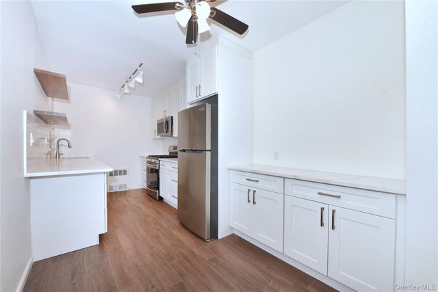 15 HILL PARK Avenue 1-L, Great Neck Plaza, NY 11021