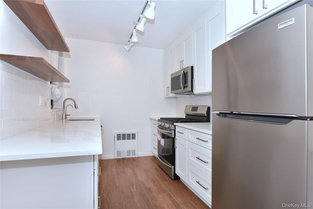 15 HILL PARK Avenue 1-L, Great Neck Plaza, NY 11021