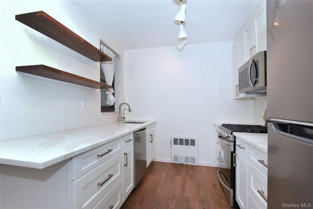 15 HILL PARK Avenue 1-L, Great Neck Plaza, NY 11021