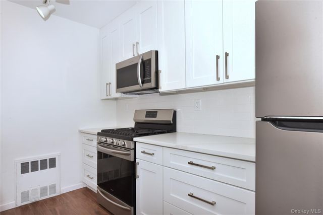 15 HILL PARK Avenue 1-L, Great Neck Plaza, NY 11021