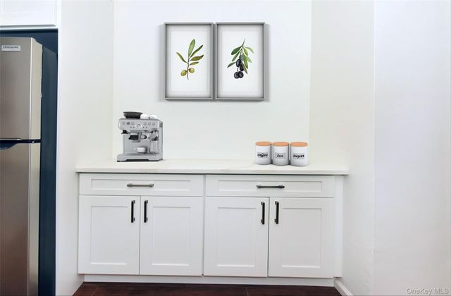 15 HILL PARK Avenue 1-L, Great Neck Plaza, NY 11021