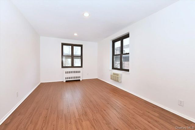 15 HILL PARK Avenue 1-L, Great Neck Plaza, NY 11021