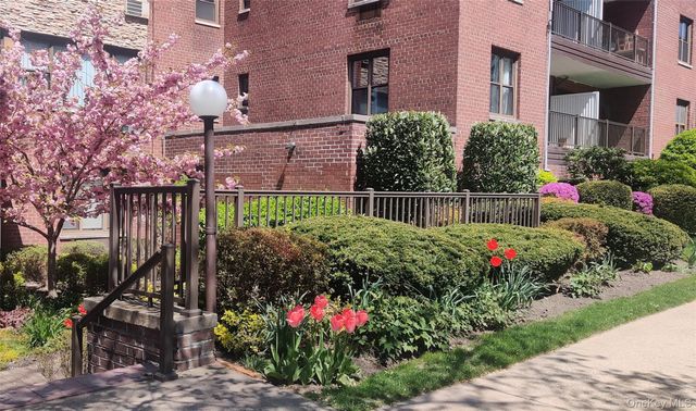 15 HILL PARK Avenue 1-L, Great Neck Plaza, NY 11021