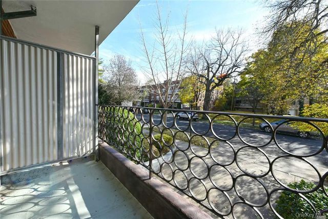 15 HILL PARK Avenue 1-L, Great Neck Plaza, NY 11021