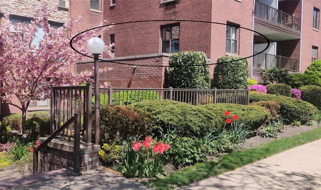 15 HILL PARK Avenue 1-L, Great Neck Plaza, NY 11021