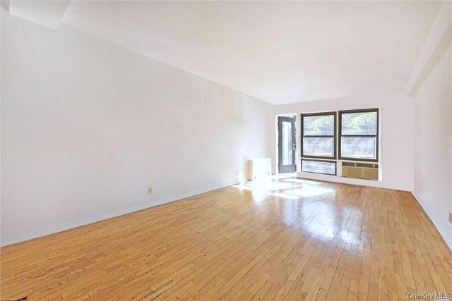 15 HILL PARK Avenue 1-L, Great Neck Plaza, NY 11021