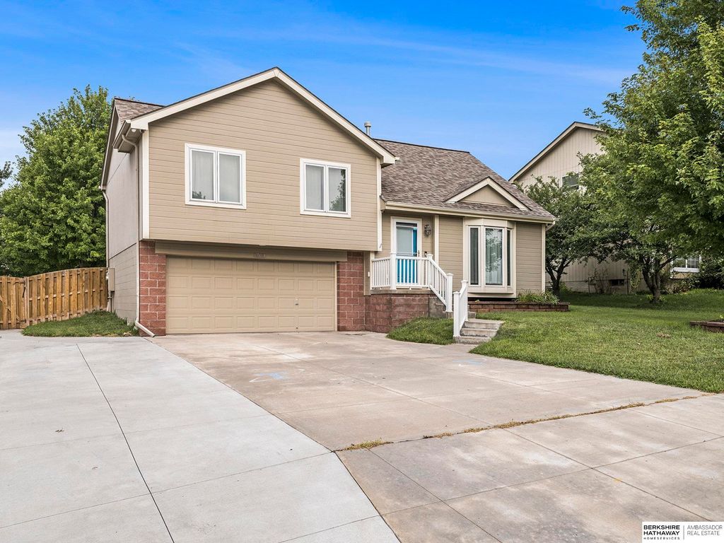 1704 Southview Drive, Papillion, NE 68046
