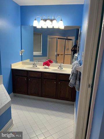 214 E KENNEDY DR, Egg Harbor Township, NJ 08234
