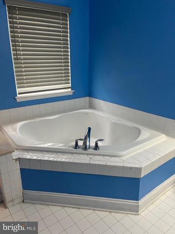 214 E KENNEDY DR, Egg Harbor Township, NJ 08234