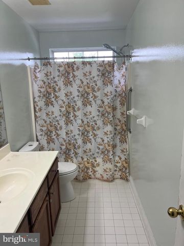 214 E KENNEDY DR, Egg Harbor Township, NJ 08234