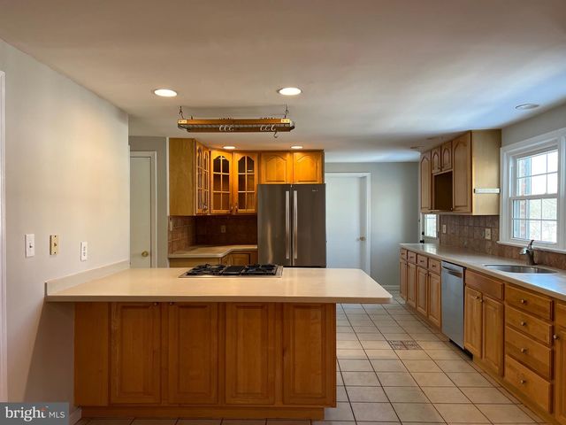 9841 CANAL RD, Montgomery Village, MD 20886