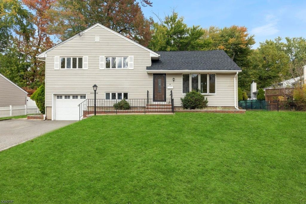 6 Meadow Dr, Little Falls Twp., NJ 07424