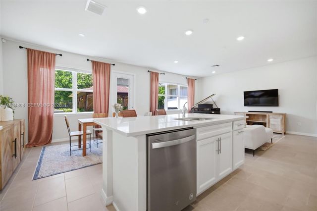 1628 Myrtle Oak Ter, Hollywood, FL 33021