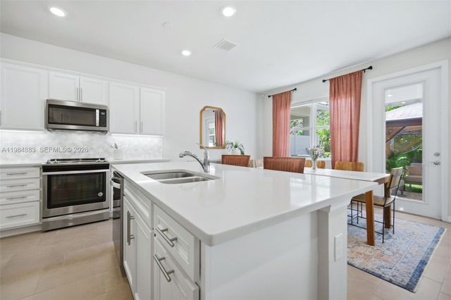 1628 Myrtle Oak Ter, Hollywood, FL 33021