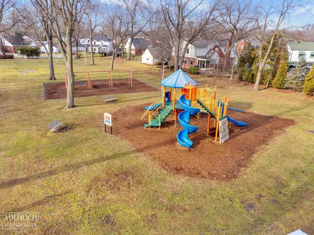 19980 W Clairview Court, Grosse Pointe Woods, MI 48236